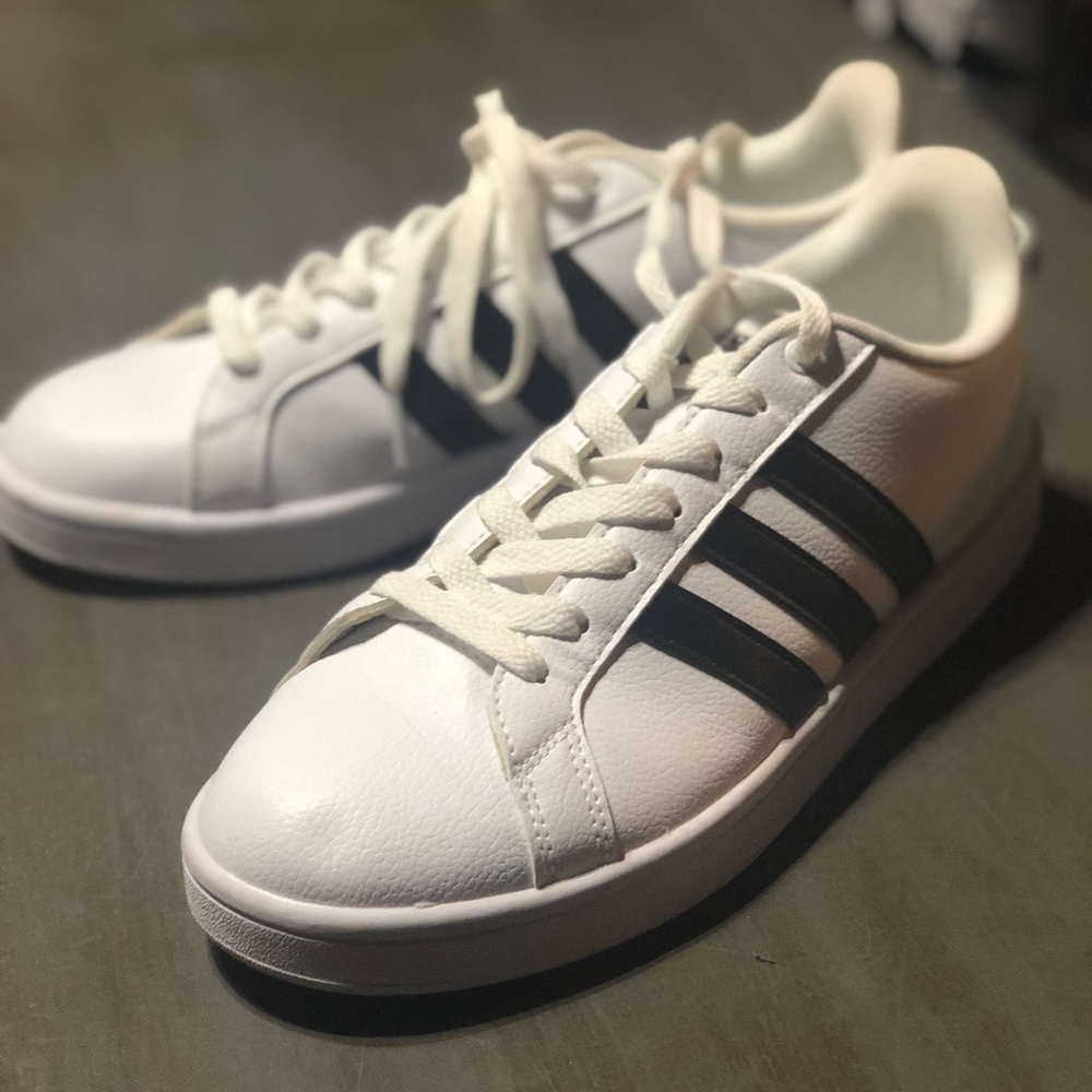 Adidas Grand Court tennis shoes
